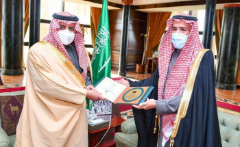 أمير تبوك يستقبل مدير فرع وزارة التجارة بالمنطقة