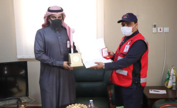 مدير عام الهلال الأحمر بالجوف يكرم الموظفين المميزين