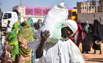 مركز الملك سلمان للإغاثة يوزع أكثر من 21 طنا من السلال الغذائية بولاية غرب دارفور
