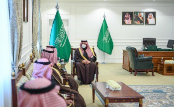 أمير الحدود الشمالية يستقبل أمين المنطقة ورؤساء البلديات في المحافظات