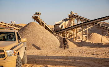 القوات الخاصة للأمن البيئي تضبط عدداً من مخالفي نهل الرمال وتجريف التربة بمنطقة الرياض