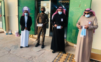 لجنة التقصي الوبائي تواصل جولاتها الرقابية على المحلات التجارية بمركز صوير بمنطقة الجوف