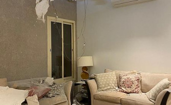 شاهد …صور من منزل مواطن بالرياض لآثار انتشار شظايا اعتراض صاروخ بالستي أطلقته مليشيا الحوثية الإرهابية