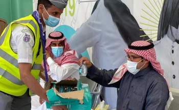 الفريق التطوعي الكشفي في عفيف يٌساهم مع مستشفى المحافظة في تنظيم المراجعين 