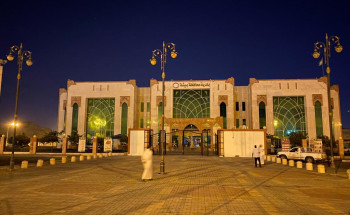 بلدية بيشة تتفاعل مع ساعة الأرض بإغلاق إنارة مبناها وجبل الصايرة