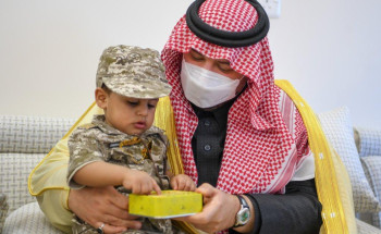 أمير منطقة الحدود الشمالية يزور أسرة ذوي العنزي بمحافظة طريف