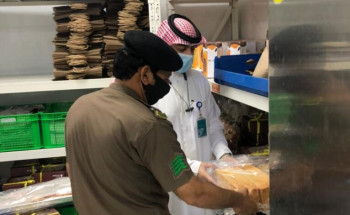 بلدية غرب الدمام: اتلاف طنين مواد غذائية مخبوزات وحلويات من معمل مخالف تحت الانشاء
