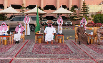 أمير ⁧‫عسير‬⁩ يلتقي مسؤولي المنطقة