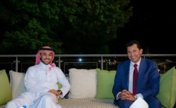 سمو وزير الرياضة يصل القاهرة ويلتقي بوزير الشباب والرياضة بجمهورية مصر