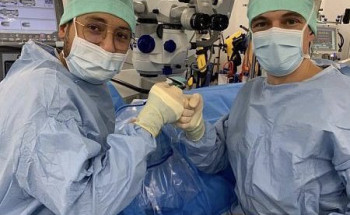 فكرة مبتكرة يطبقها طبيب سعودي مبتعث لفرنسا تعيد البصر لمريض فرنسي