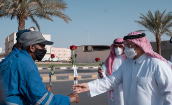 “أمين الجوف”: يعايد العاملين في الميدان بالهدايا والورود