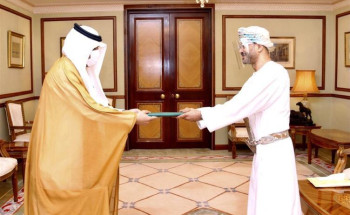 السفير العنزي يقدم نسخة من أوراق اعتماده سفيراً للمملكة لدى سلطنة عُمان