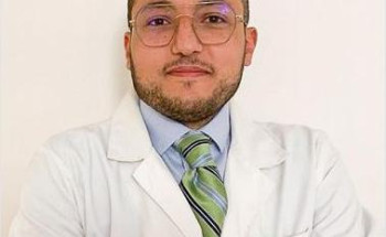 فكرة مبتكرة يطبقها طبيب سعودي مبتعث لفرنسا تعيد البصر لمريض فرنسي