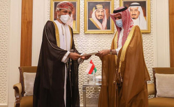 خادم الحرمين الشريفين يتلقى رسالة خطية من سلطان عُمان