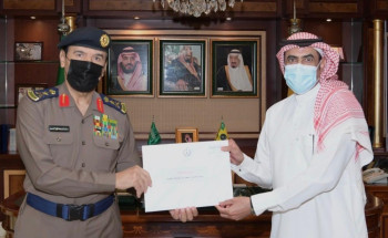 وزير الداخلية يوجّه بتكريم مواطن منع نشوب حريق في مبنى سكني