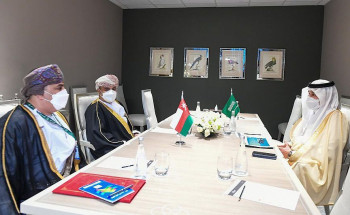 وزير النقل والخدمات اللوجستية يلتقي بوزير النقل والاتصالات وتقنيَّة المعلومات العُماني