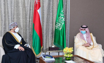 وزير التجارة يلتقي بوزير التجارة والصناعة وترويج الاستثمار العُماني