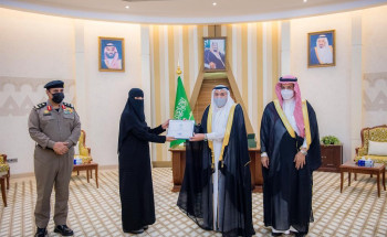 أمير القصيم يكرّم المواطنة الهنوف الشقيق تقديرا لاستشعارها مسؤوليتها الوطنية