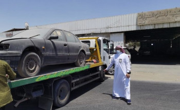 بلدية القطيف بالتعاون مع الشرطة والمرور تطلق حملة ” تسحب ” لسحب السيارات التالفة والمهملة