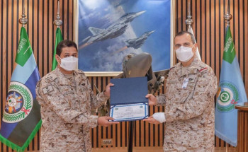 قائد القوات الجوية يكرم الرائد الطيار علي القرني لتحقيقة ثاني أعلى ساعات طيران في منظومة (التايفون) على مستوى