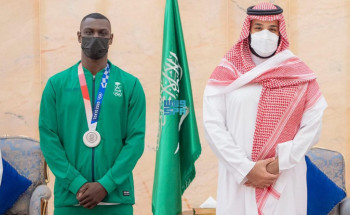 سمو ولي العهد يلتقي اللاعب طارق حامدي الحائز على الميدالية الفضية في أولمبياد طوكيو 2020