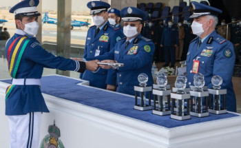 نيابة عن سمو ولي العهد.. رئيس هيئة الأركان العامة يرعى حفل تخريج الدفعة(100)من طلبة كلية الملك فيصل الجوية