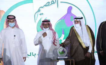 أمير القصيم يكرم حركية لمشاركتها بجناح تعريفي في مهرجان تين القصيم