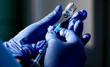 خبراء دوليون يشككون في جدوى الجرعة الثالثة للقاحات كورونا