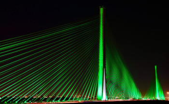 تزامناً مع اليوم الوطني الـ 91.. وزارة النقل والخدمات اللوجستية تضيء الجسر المعلق باللون الأخضر