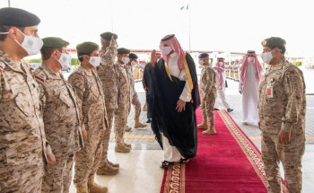 إنفاذًا لتوجيهات ولي العهد.. نائب وزير الدفاع يتفقد قيادة القوات البرية الملكية السعودية ويلتقي منسوبيها