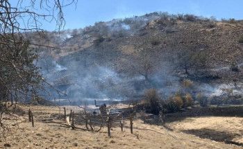 شاهد.. السيطرة على حريقين اندلعا في غابات قريتين جنوب الطائف