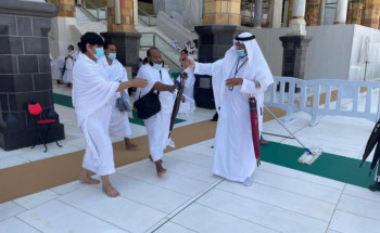 توزيع قرابة 2000 مظلة على الزوّار والمعتمرين في صحن المطاف