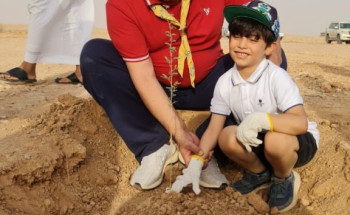 صورة طفل يغرس شجرة تُلفت إنظار المهتمين بالشأن البيئي والتطوعي