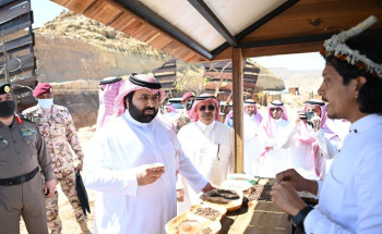 أمير جازان بالنيابة يتفقد مطل القمة بجبل القهر ويلتقي مشايخ وأهالي محافظة الريث