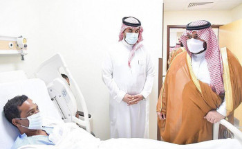 “الأمير محمد بن عبدالعزيز” يطمئن على المصابين من جراء سقوط مقذوف عسكري معاد بصامطة