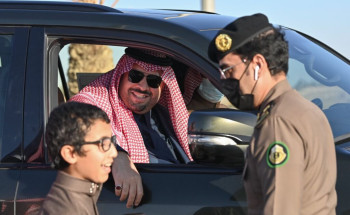 أمير الحدود الشمالية يتفقد أحياء ومستشفى محافظة طريف