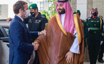 ولي العهد يستقبل الرئيس الفرنسي