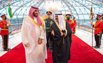 ولي العهد يصل إلى الكويت.. والشيخ مشعل الأحمد الصباح في مقدمة مستقبِليه