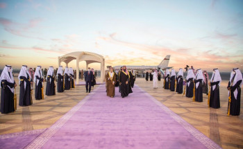 ولي العهد في مقدمة مستقبلي وفد عمان في مطار الرياض