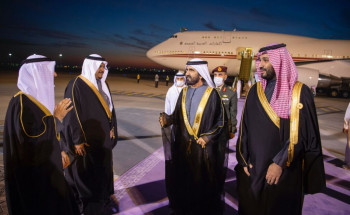 ولي العهد في مقدمة مستقبلي نائب رئيس الإمارات في مطار الرياض