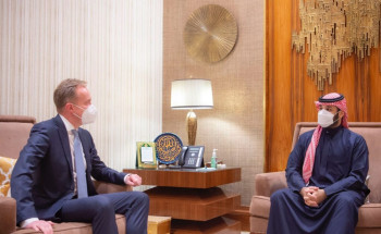 ولي العهد يجتمع مع رئيس المنتدى الاقتصادي العالمي “دافوس”