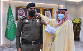 أمير نجران يقلد قائد القوة الخاصة لأمن الطرق بالمنطقة رتبة عقيد