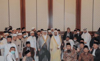 “آل الشيخ” يدشّن برامج خادم الحرمين للتفطير وتوزيع التمور والمصاحف في إندونيسيا