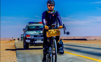 الرحالة السعودي ”الهزيمي” وصل المدينة المنورة بدراجته الهوائية