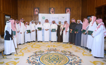 ‏ شاهد بالفيديو امير عسير ‬⁩ يسلم عددًا من المواطنين وثائق تملك عقاراتهم