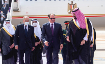 الرئيس المصري يصل الرياض.. وسمو ولي العهد في مقدمة مستقبِليه