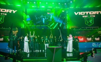 رئيس الاتحاد السعودي للرياضات الإلكترونية يتوج البطل في البطولة الأولى للدوري السعودي الإلكتروني