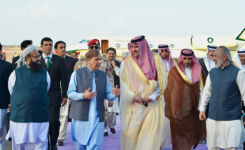 رئيس وزراء باكستان يصل إلى المدينة المنورة