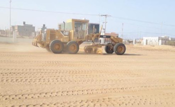 بلدية القوز تواصل جهودها في تهئية مصليات العيد