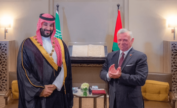 الملك عبدالله يقدم “قلادة الحسين” لولي العهد